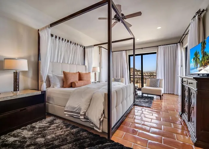 4bd 2-level Penthouse 5-star Beachfront Paradise. Holiday home *