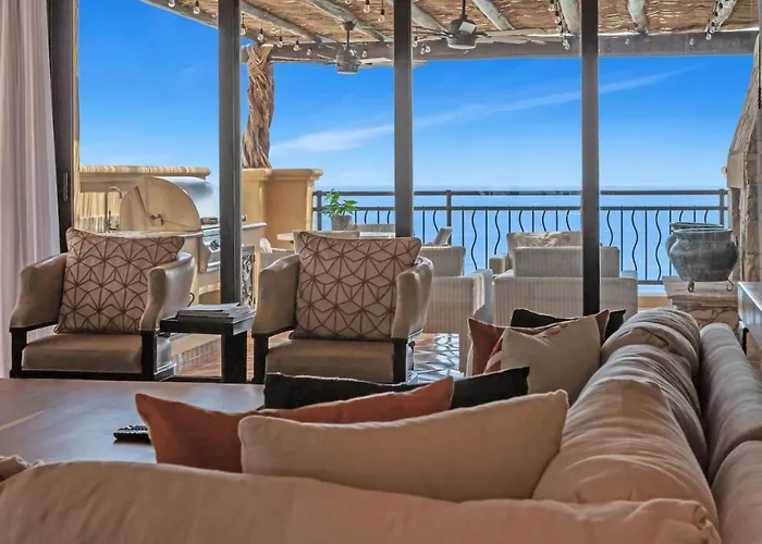 4bd 2-level Penthouse 5-star Beachfront Paradise. Holiday home