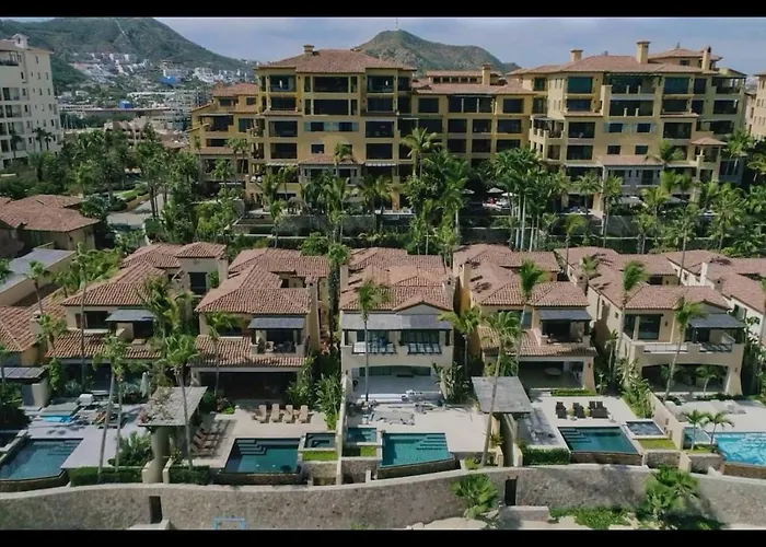 4bd 2-level Penthouse 5-star Beachfront Paradise. Holiday home