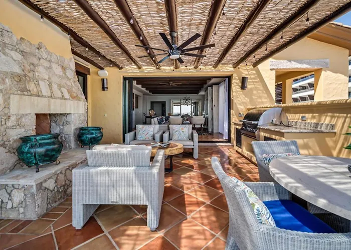 4bd 2-level Penthouse 5-star Beachfront Paradise. Holiday home *