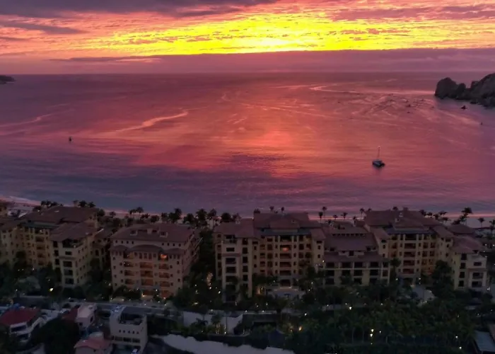 4bd 2-level Penthouse 5-star Beachfront Paradise. Holiday home