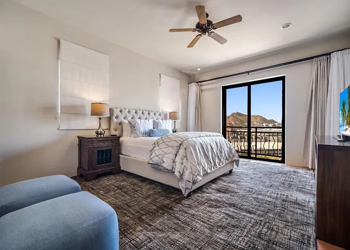 4bd 2-level Penthouse 5-star Beachfront Paradise. Holiday home *