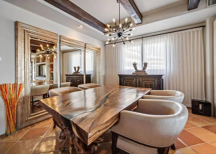 4bd 2-level Penthouse 5-star Beachfront Paradise. Holiday home