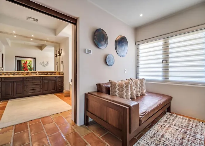 4bd 2-level Penthouse 5-star Beachfront Paradise. Holiday home *