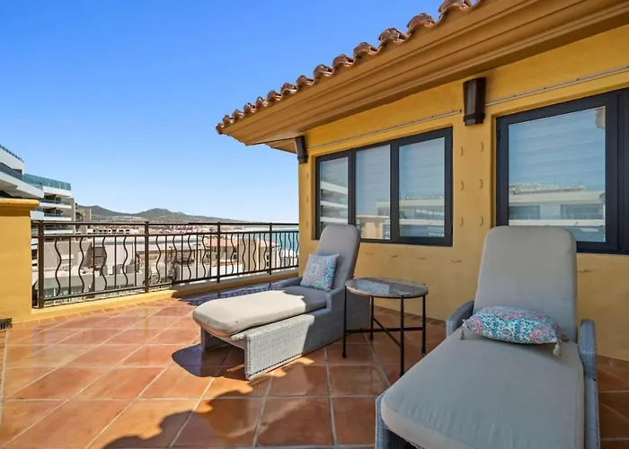 4bd 2-level Penthouse 5-star Beachfront Paradise. *