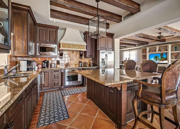 4bd 2-level Penthouse 5-star Beachfront Paradise. Holiday home *