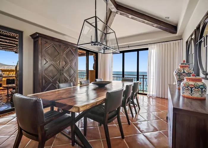 4bd 2-level Penthouse 5-star Beachfront Paradise. Holiday home *