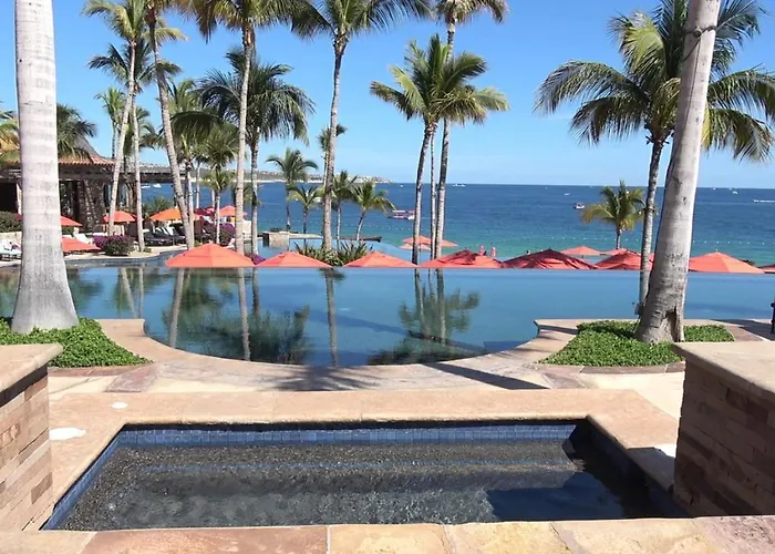 4bd 2-level Penthouse 5-star Beachfront Paradise. Holiday home *
